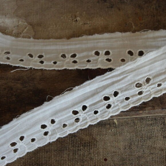 Vintage White Eyelet Lace Trim 1.25", 2 Yards, Scalloped Edge - Picture 9 of 10